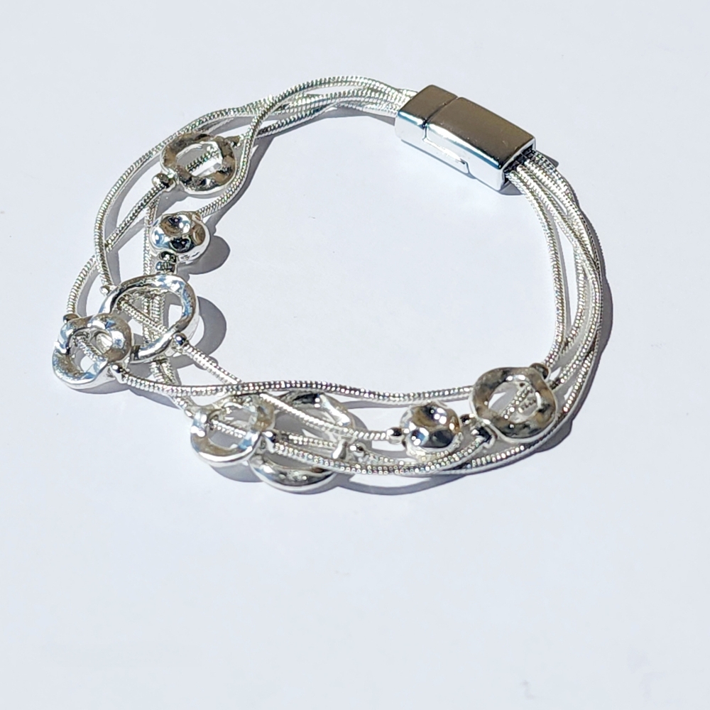 Woman's Simple Hammered Ball & Hollow Circles Sliver Magnetic Bracelet - Picture 6 of 7